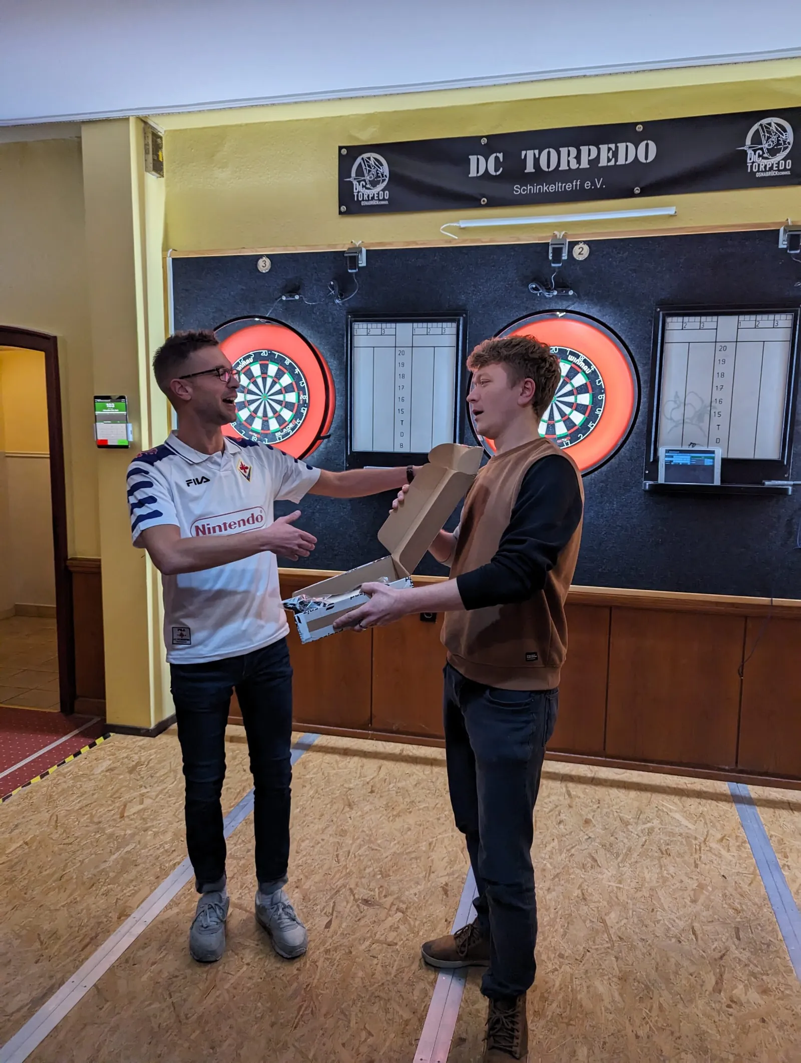 Ruben bekommt sein Torpedo-Trikot