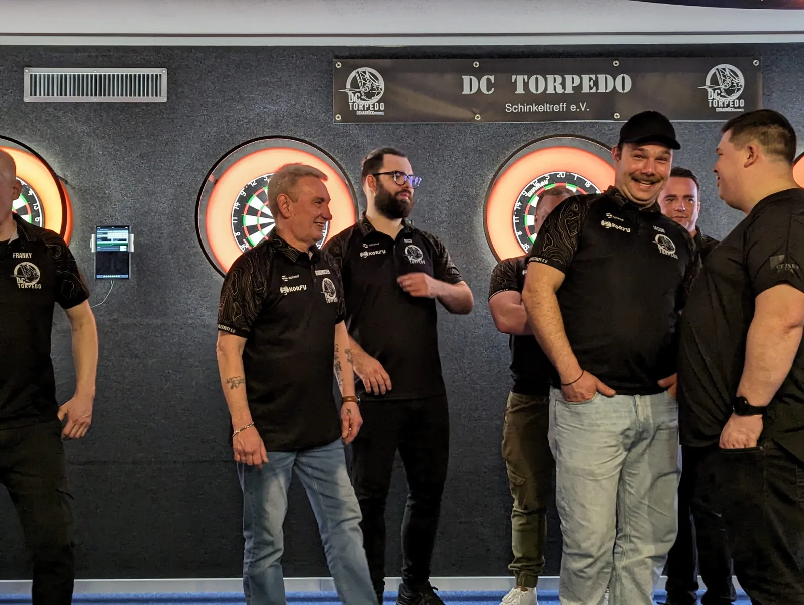 Spieler vor den Heimboards mit dem DC-Torpedo-Banner