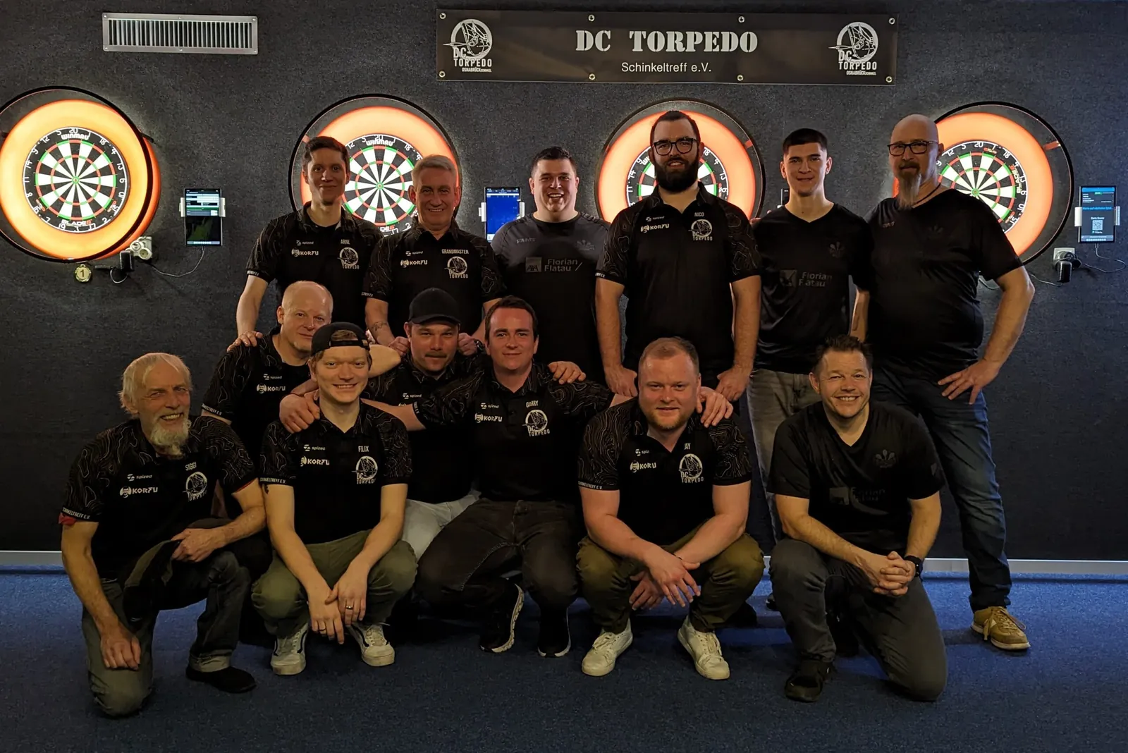 Das Team des DC Torpedo vor den Heimboards im Schinkeltreff